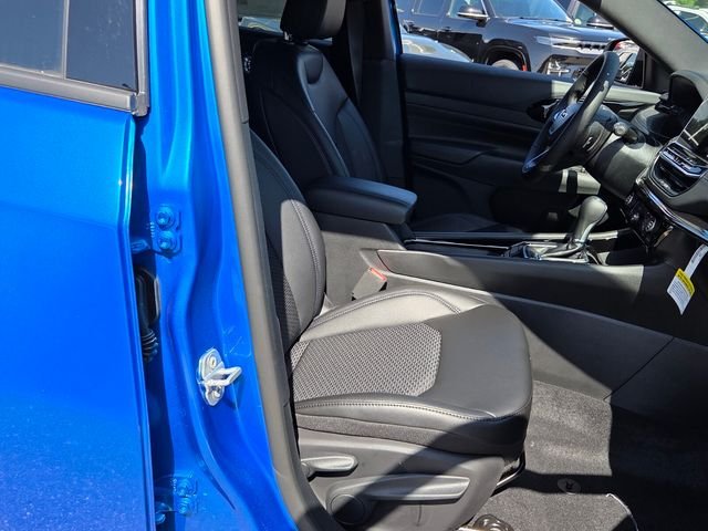 New 2026 Hydro Blue Pearl-Coat Exterior Paint Jeep Latitude image 16