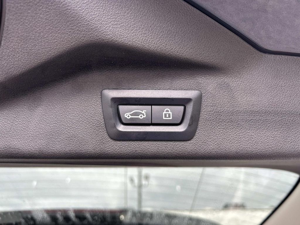 Used 2021 Arctic Gray Metallic BMW xDrive40i image 22