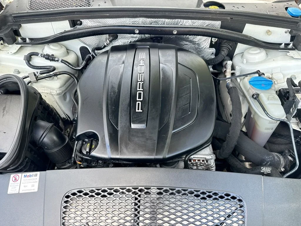 Used 2018  Porsche  image 31