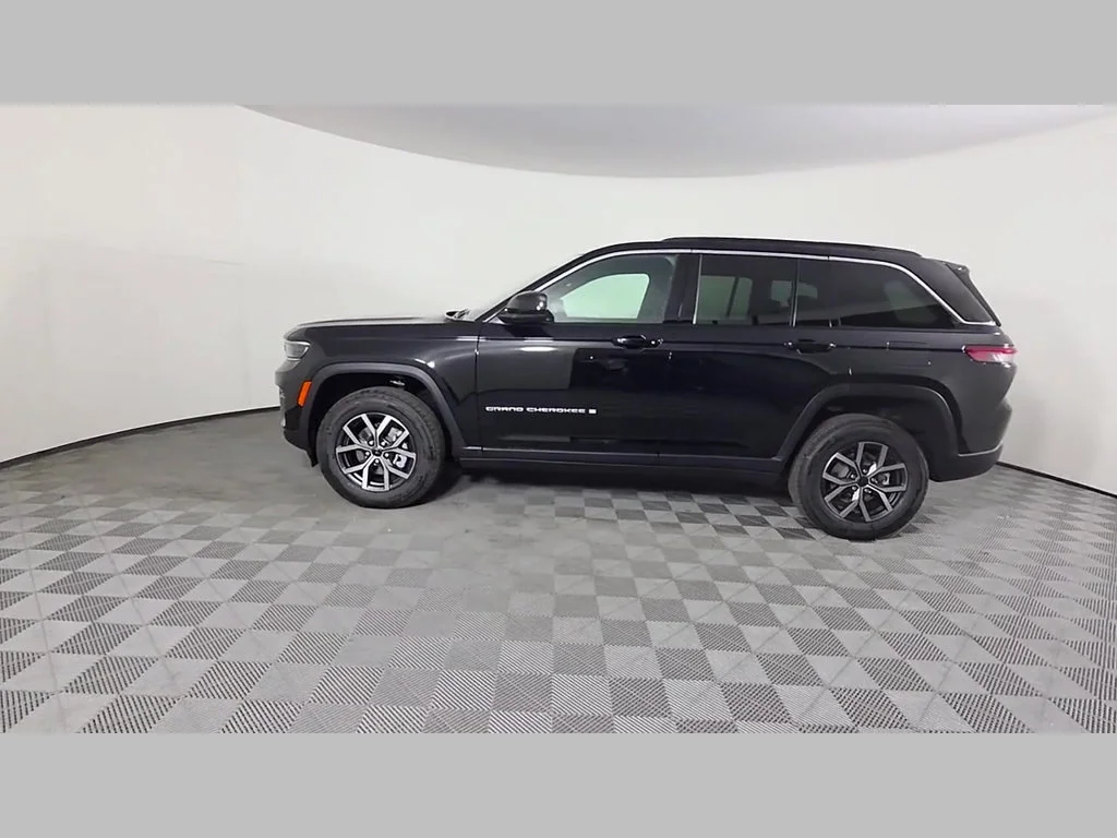 New 2027 High-Gloss Black Paint Jeep Laredo image 32