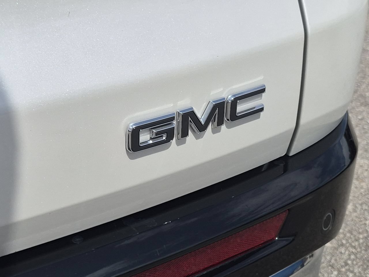 Used 2025 White Frost Tricoat GMC Denali image 29