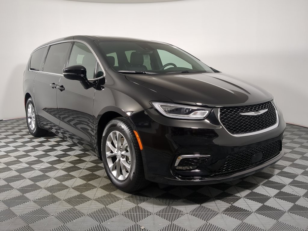 2026 Chrysler Pacifica Limited's photo