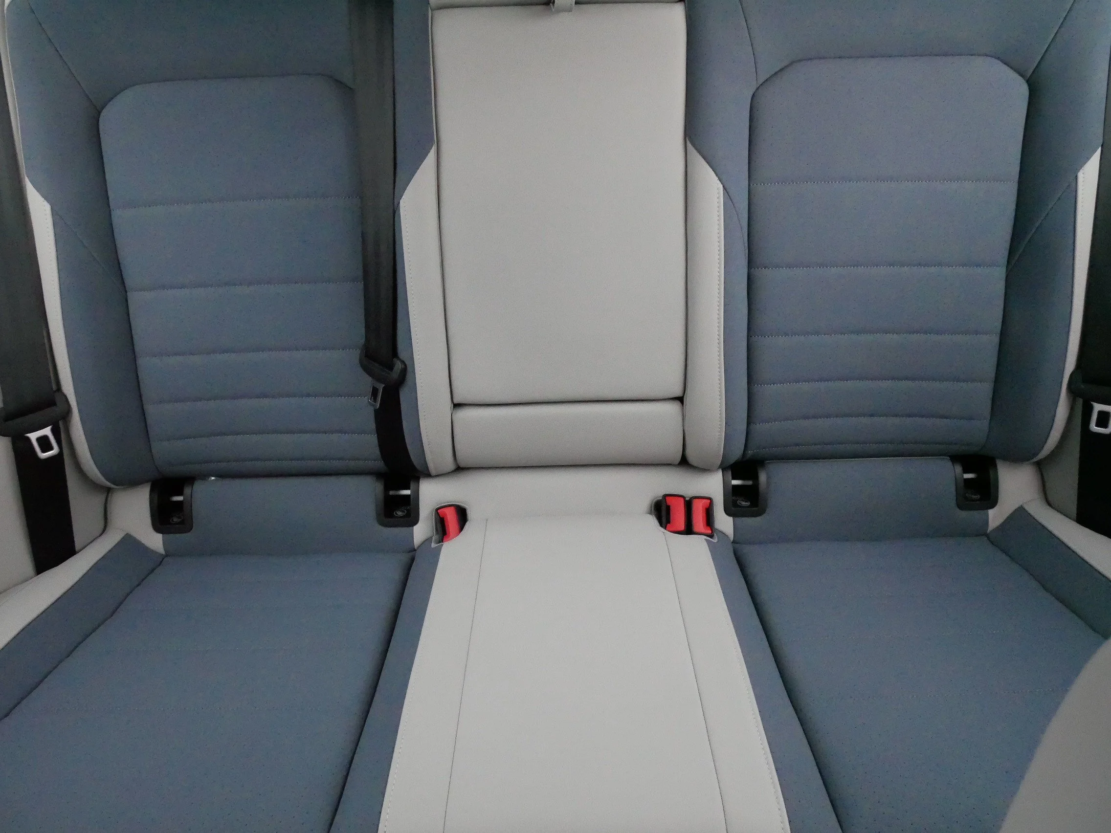 Used 2025 Opal White Pearl Volkswagen SE image 13