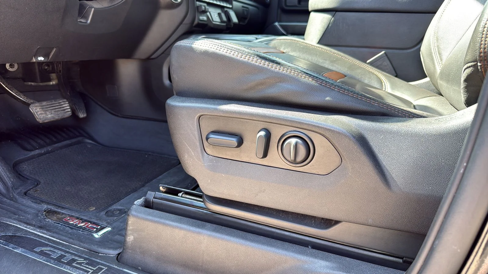 Used 2022 Black GMC AT4 image 8