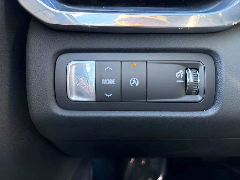 Used 2025 Summit White GMC Elevation image 25