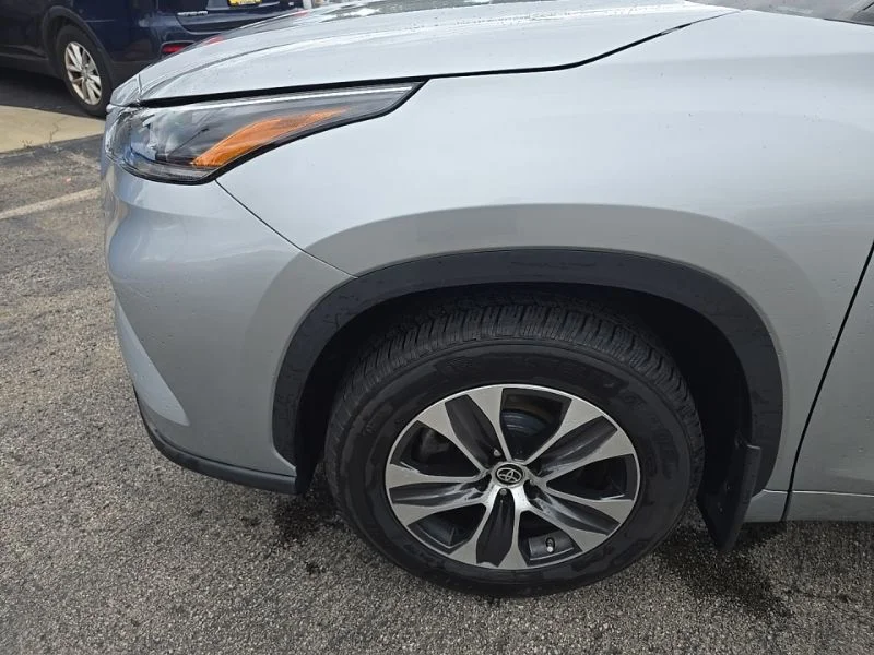 Used 2021 Silver Toyota XLE image 14