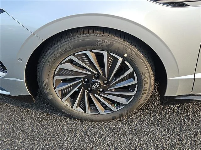 New 2026 Aero Silver Hyundai Limited image 8