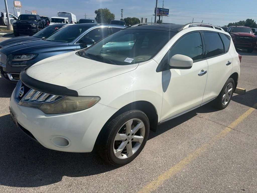 Used 2009 White Nissan SL image 9
