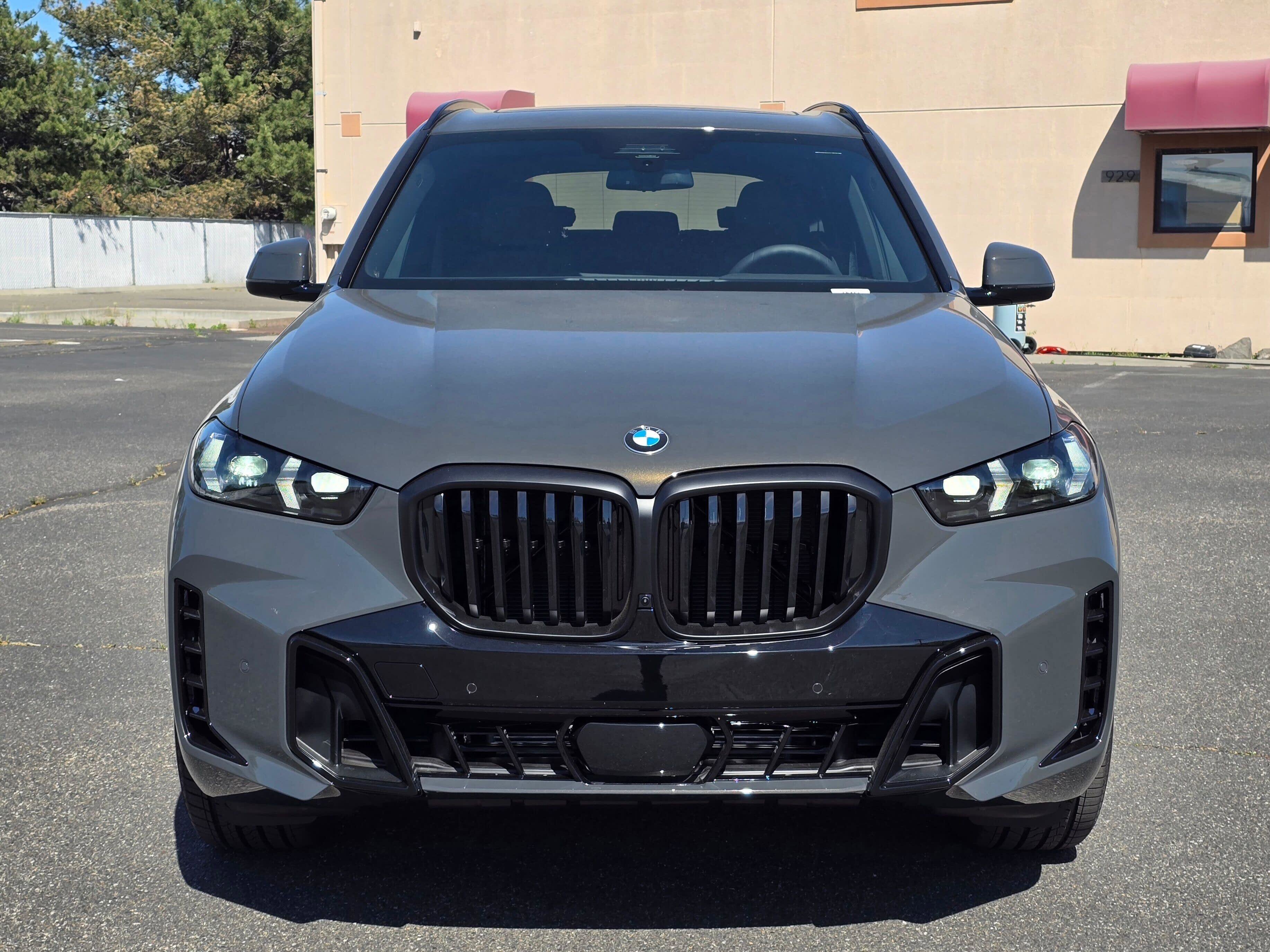 New 2026 Dravit Grey Metallic BMW xDrive40i image 6