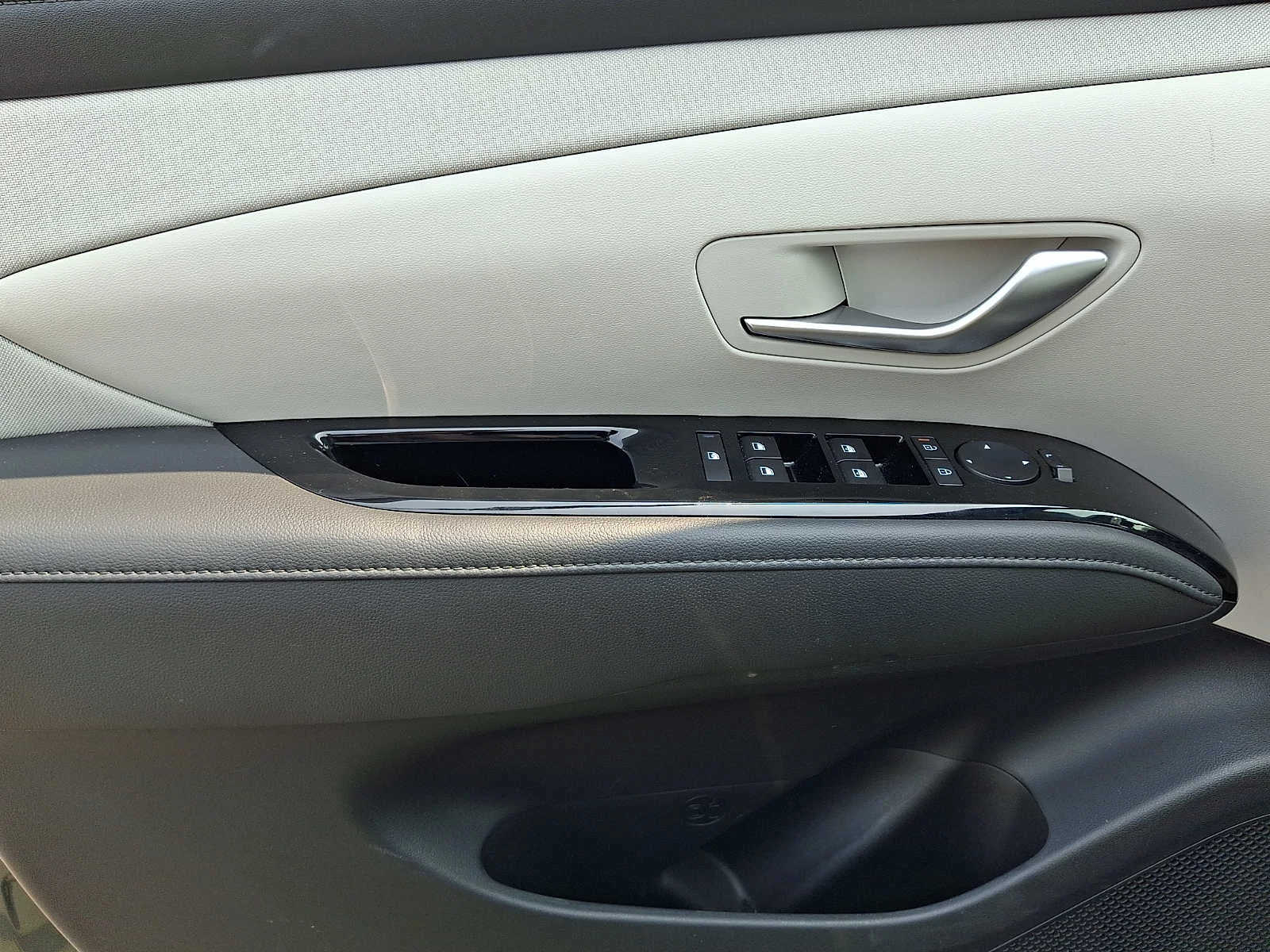 Used 2025 Rockwood Green Hyundai Limited image 12