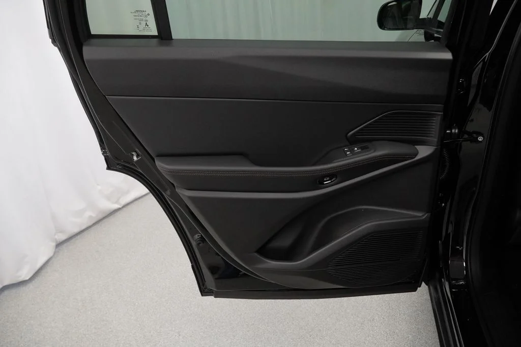New 2026 Diamond Black Crystal Pearl-Coat Exterior Paint Jeep Limited image 29