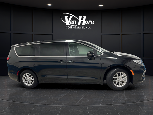 Used 2024 Brilliant Black Crystal Pearlcoat Chrysler Touring L image 8