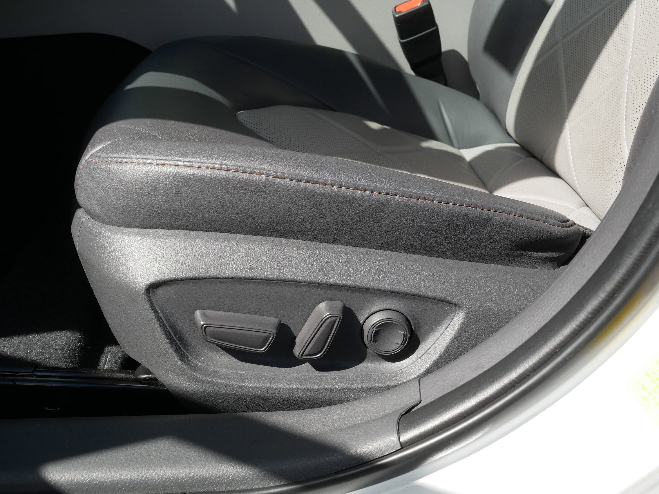 Used 2019 Wind Chill Pearl Toyota XLE image 20