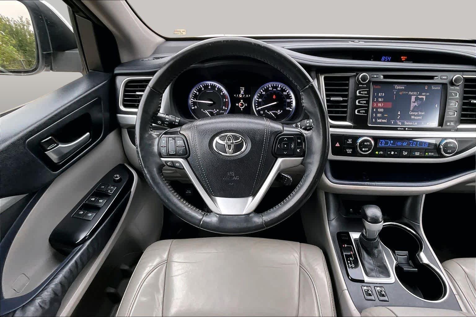 Used 2015 Blizzard Pearl Toyota XLE image 5