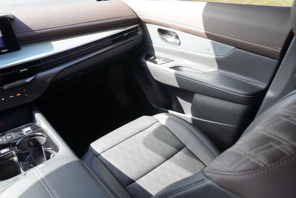 Used 2025 Black Nissan Platinum image 16