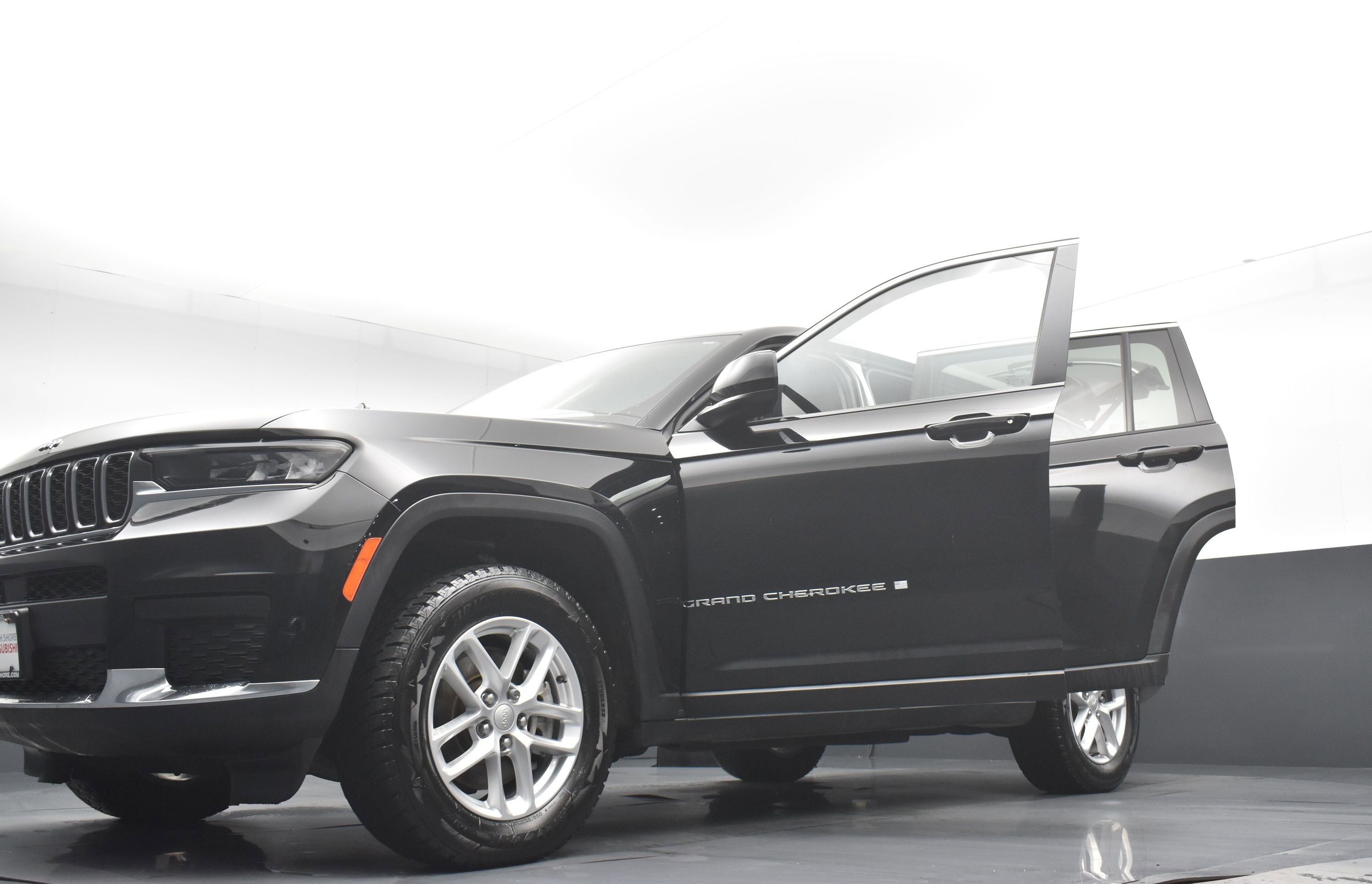 Used 2022 Diamond Black Crystal Pearlcoat Jeep Laredo image 35
