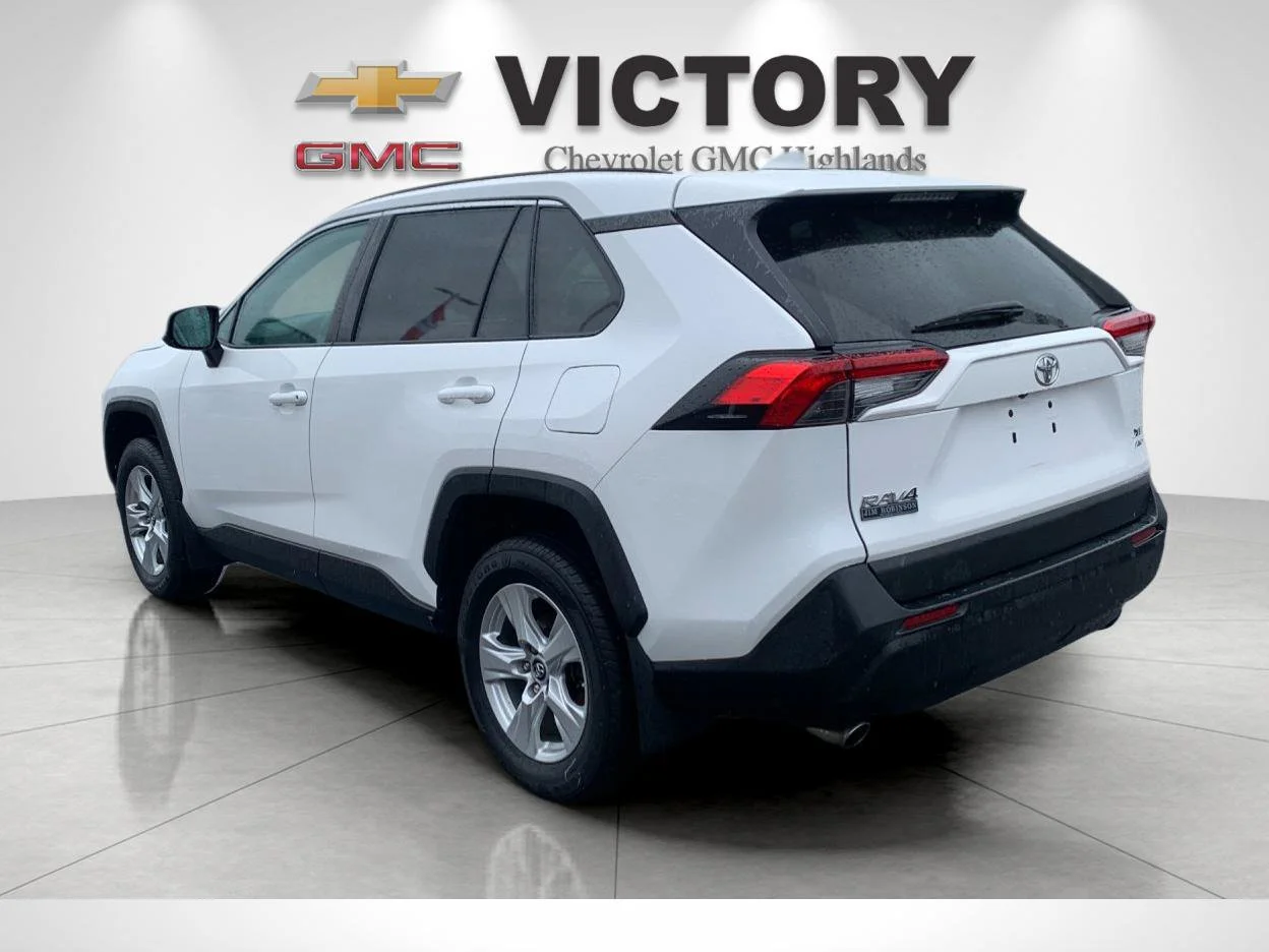 Used 2019 White Toyota XLE image 5