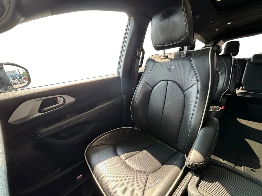 Used 2025 White Chrysler Limited image 27