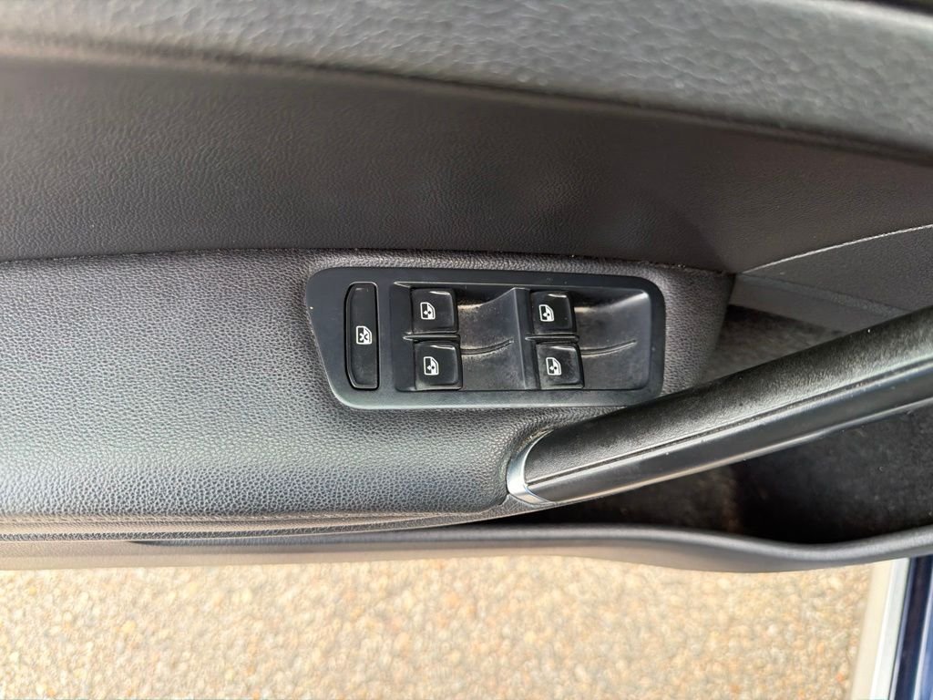 Used 2017 Blue Volkswagen TSI SE image 10