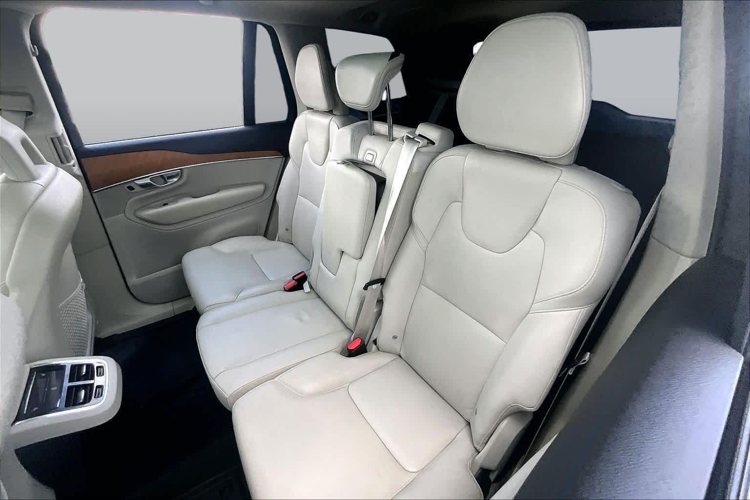 Used 2022 Onyx Black Metallic Volvo Momentum image 19