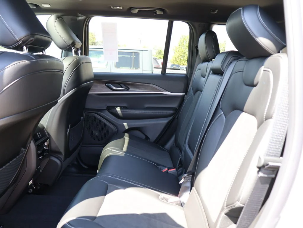 New 2027 Sting-Gray Clearcoat Jeep Laredo Altitude image 17