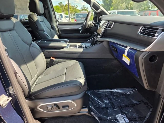 New 2026 Fathom Blue Pearl-Coat Exterior Paint (Late Availability) Jeep Limited Reserve image 16