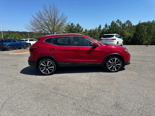 Used 2017 Red Nissan SL image 3