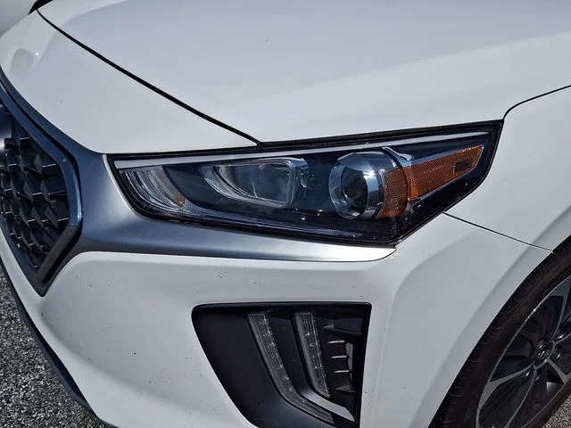 Used 2020 White Hyundai SE image 12