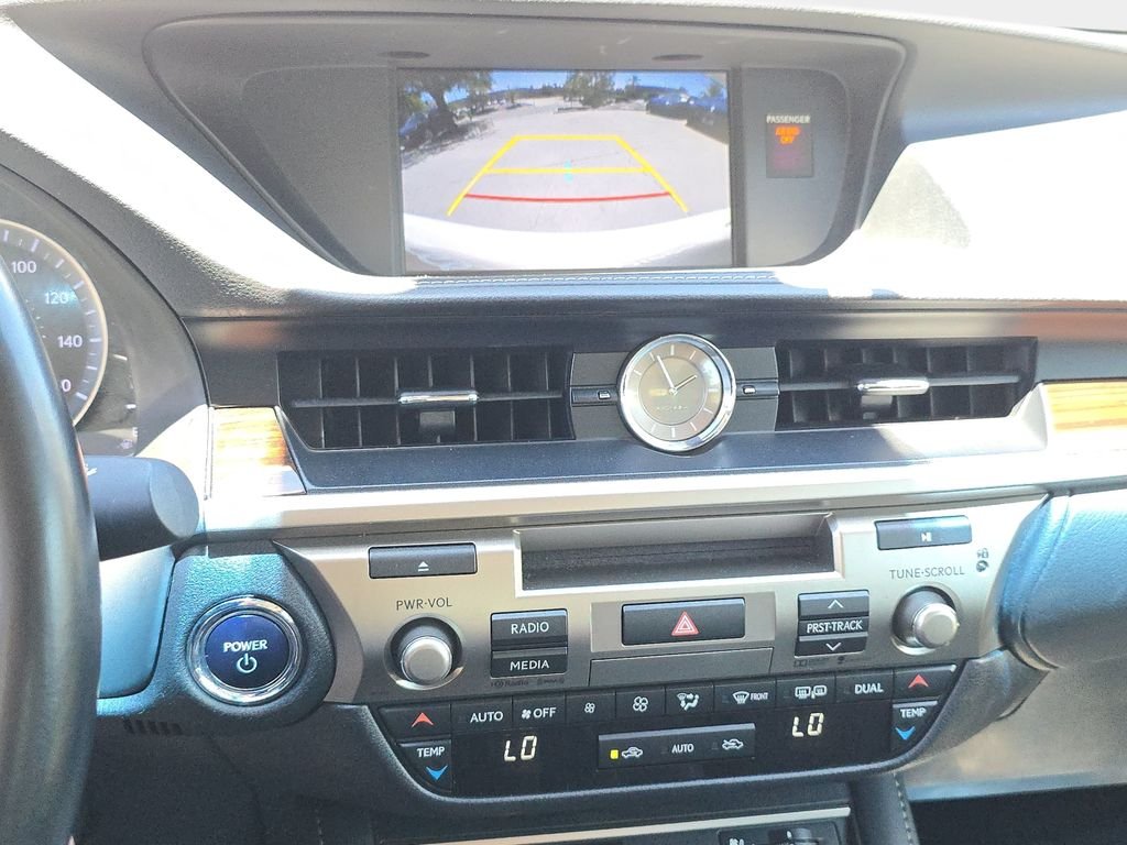 Used 2016 White Lexus 300h image 28