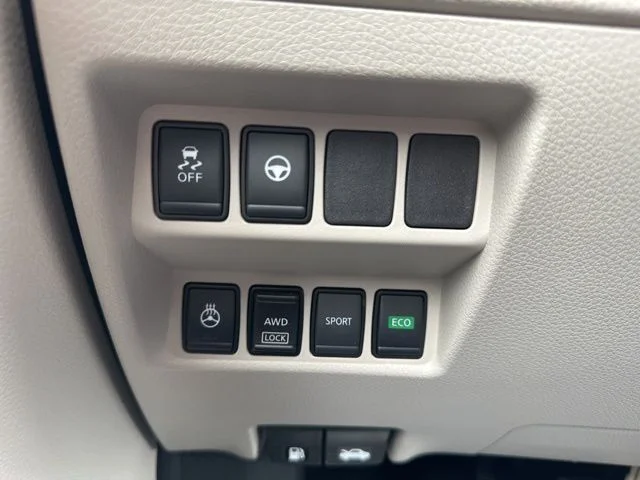 Used 2022 White Nissan SL image 26