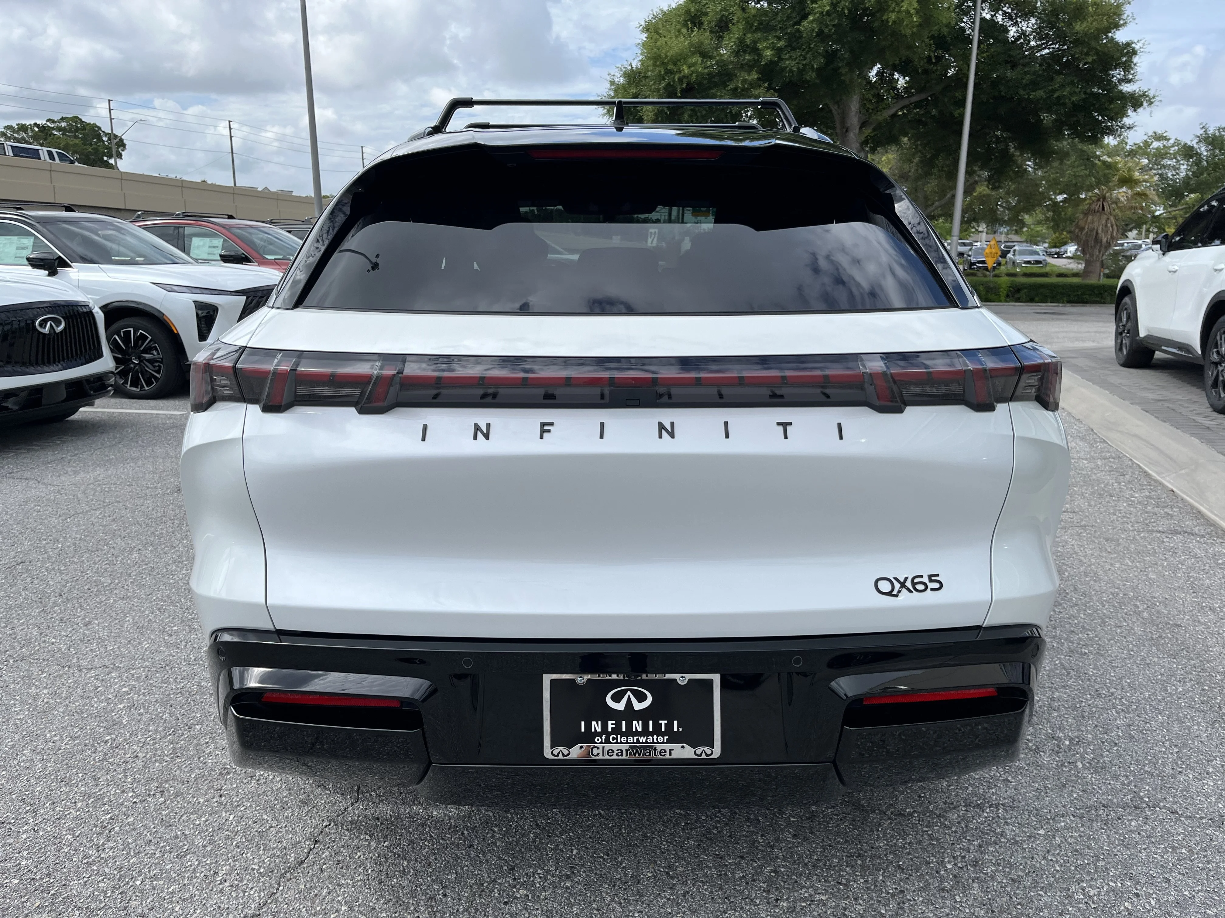 New 2027 Radiant White/Black Obsidian INFINITI AUTOGRAPH image 4