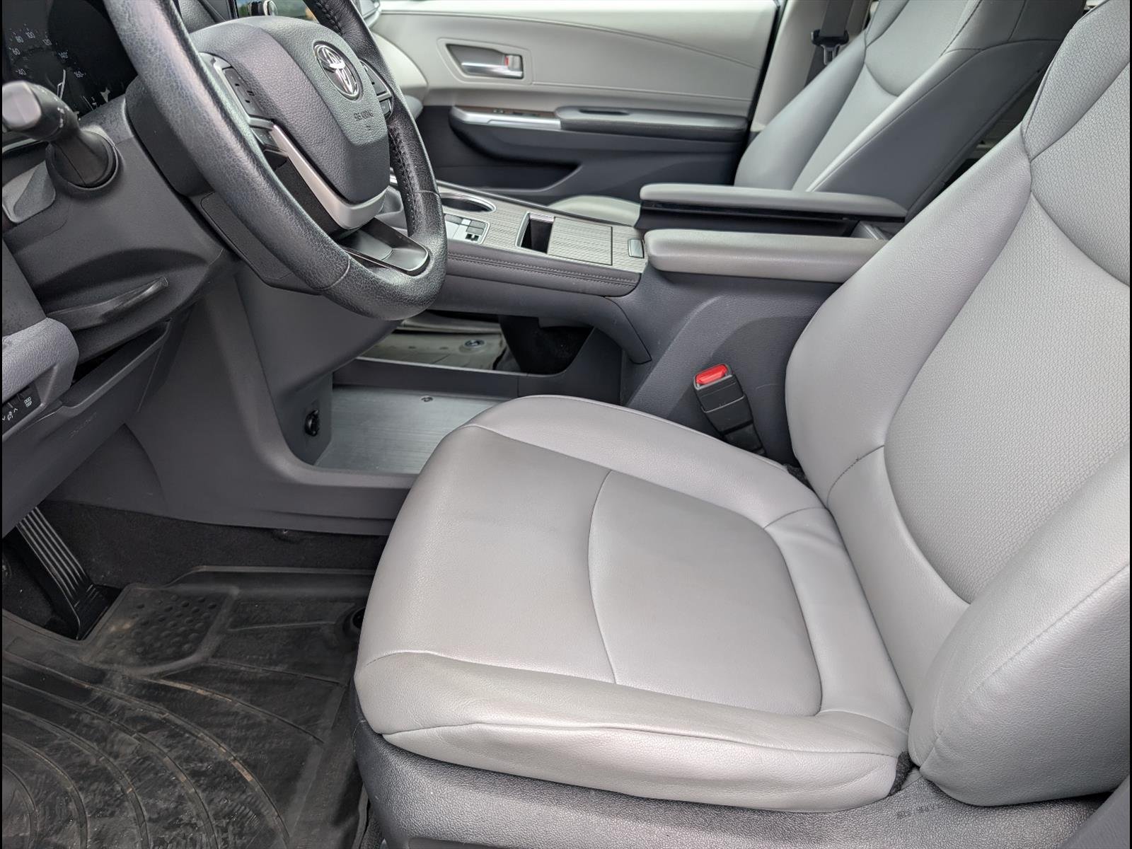 2022 Toyota Sienna XLE - Photo 11