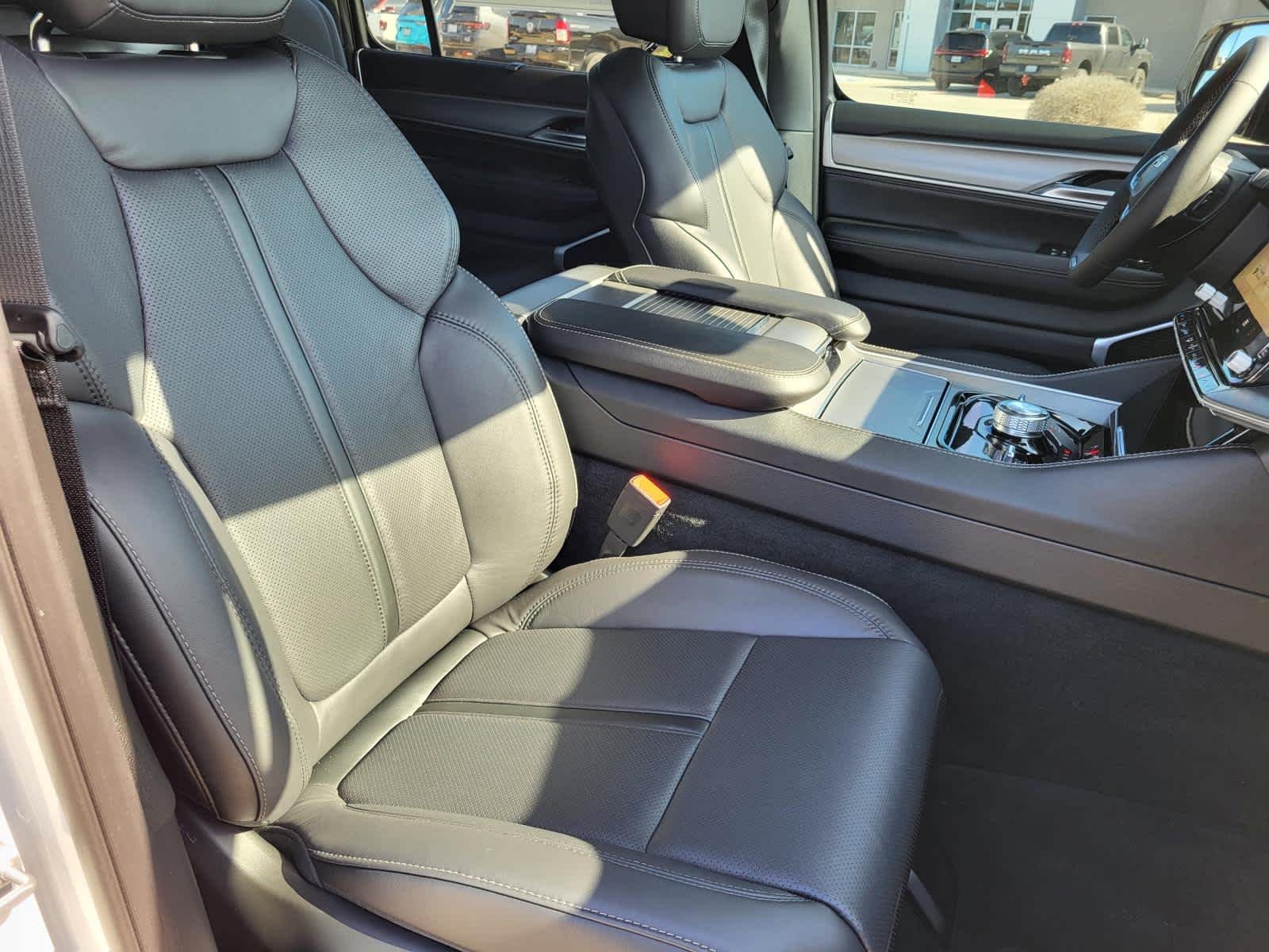 New 2026 Bright White Clear-Coat Exterior Paint Jeep Limited Reserve image 11