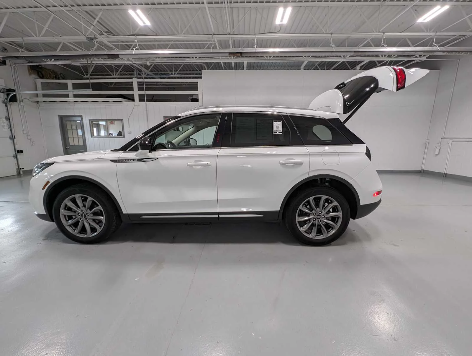 Used 2022 Pristine White Metallic Tri-Coat Lincoln Standard image 12