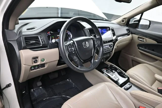 Used 2017 White Honda Touring image 30