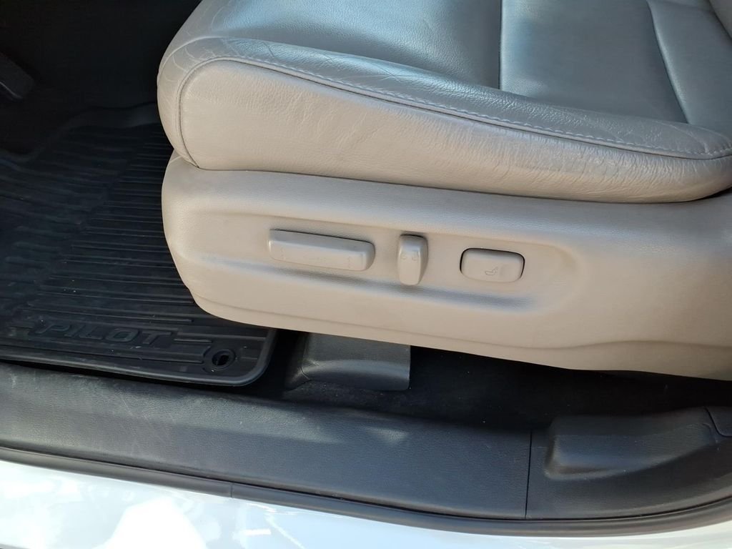 Used 2020 Silver Honda EX-L image 16