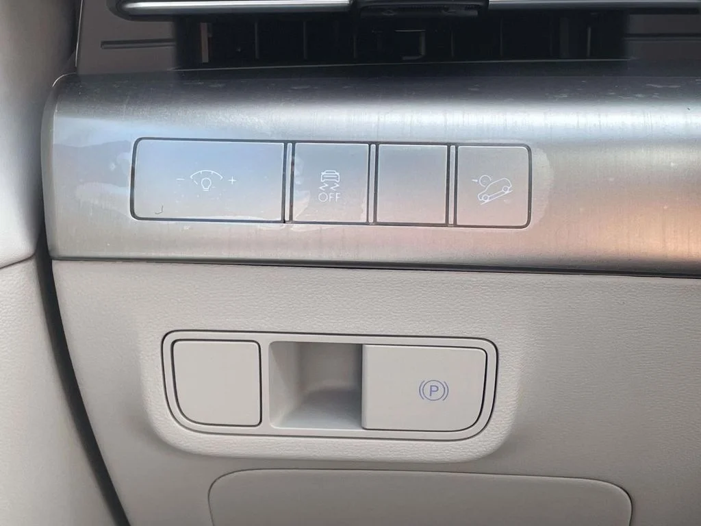 New 2026 White Hyundai SEL Premium image 17