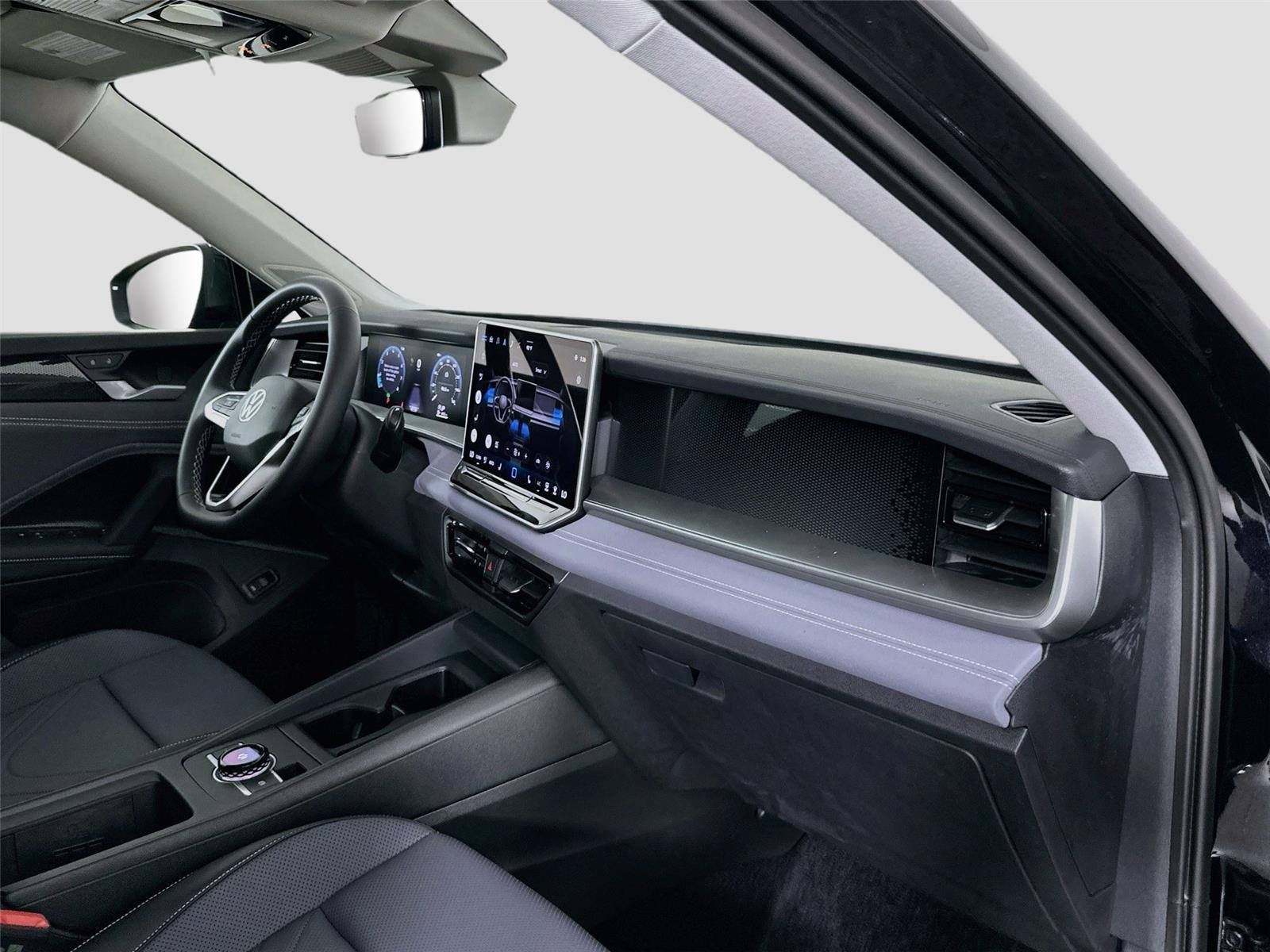 2025 Volkswagen Tiguan SE - Photo 24