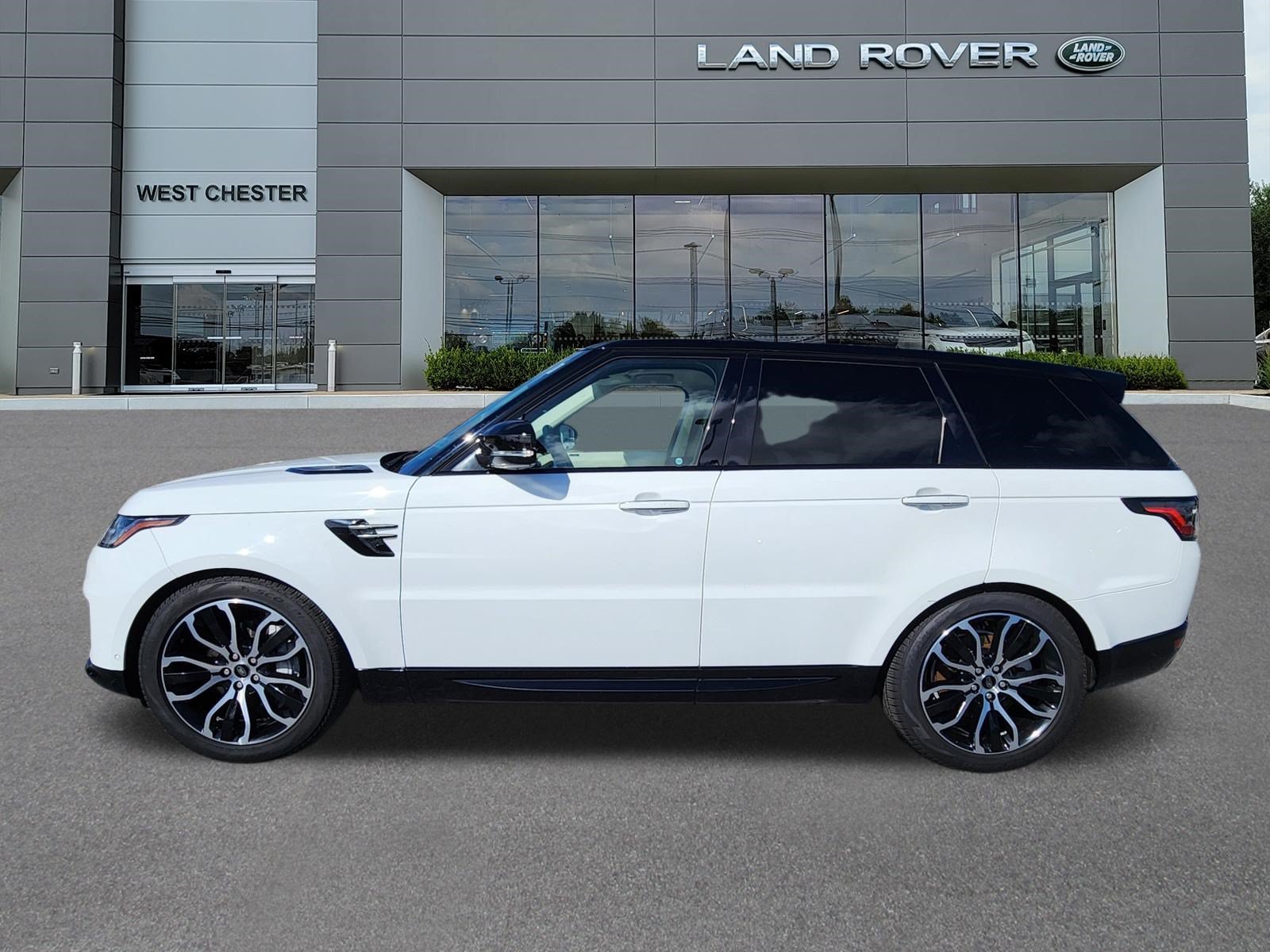 Used 2022 Fuji White Land Rover HSE Silver Edition image 5