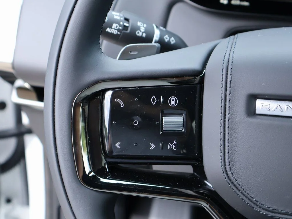 New 2025 Fuji White Land Rover Dynamic SE image 31