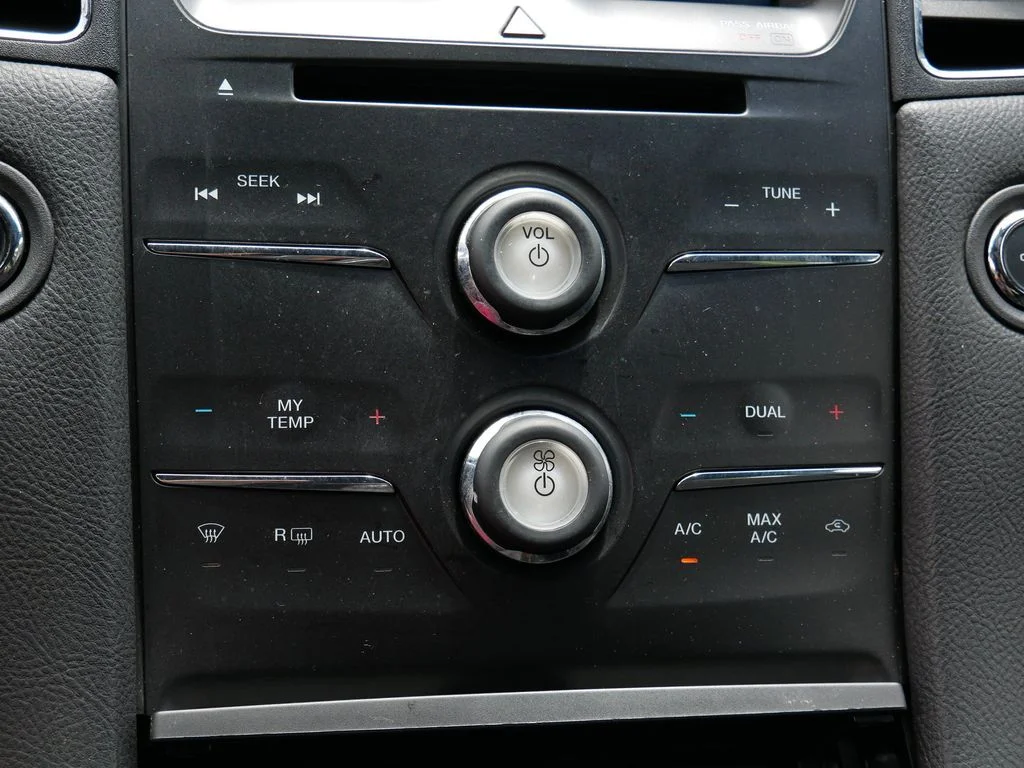 Used 2015  Ford SEL image 22