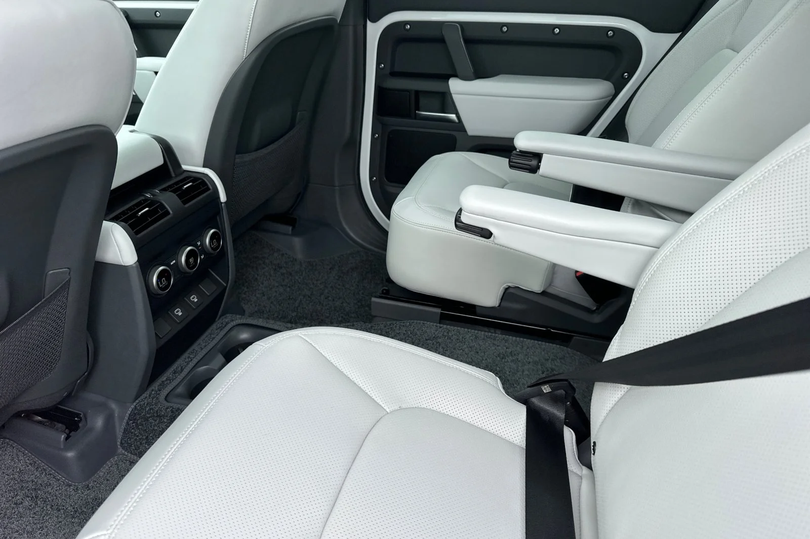 2025 Land Rover Defender S - Photo 12