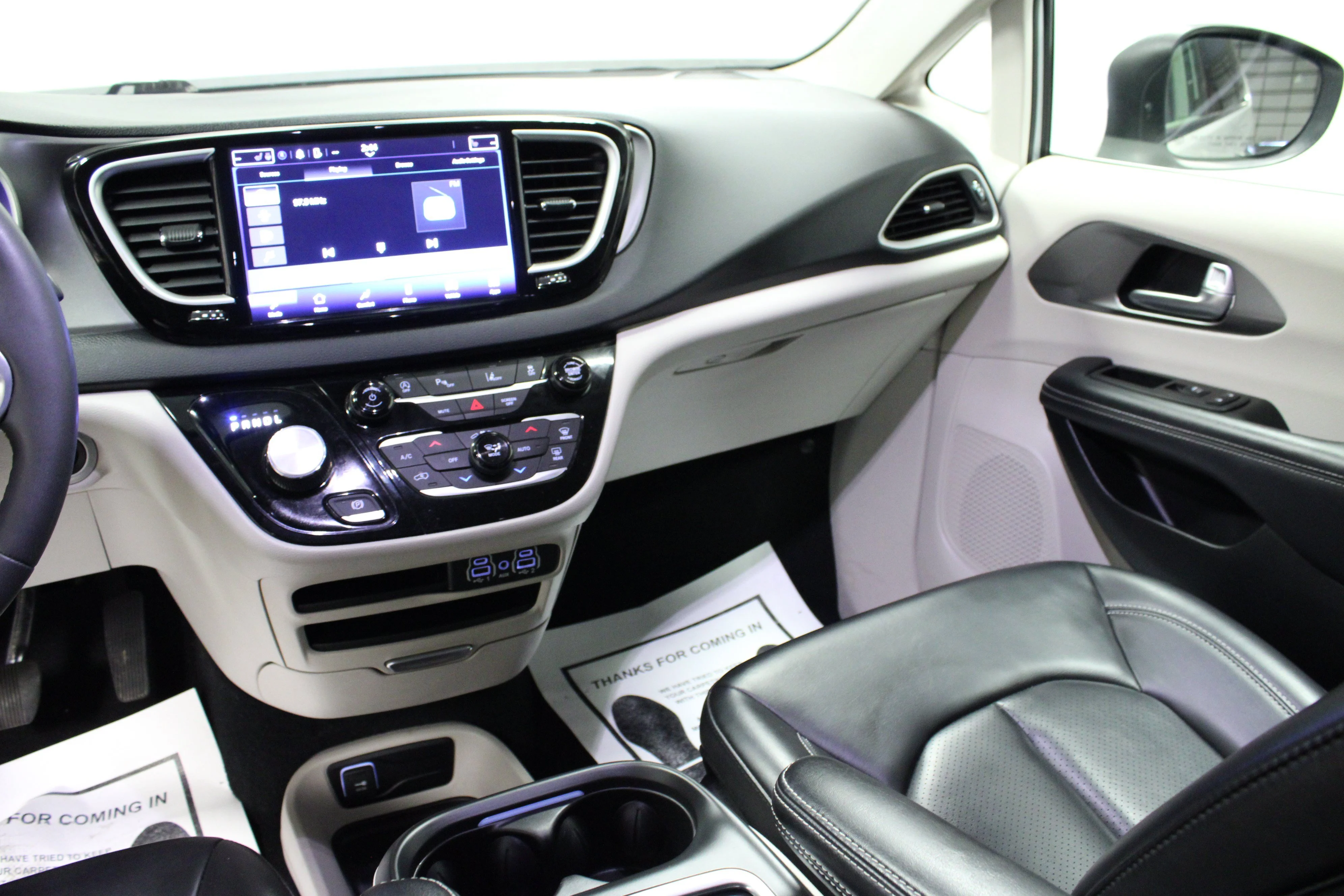 Used 2023 Silver Mist Clearcoat Chrysler Touring L image 20