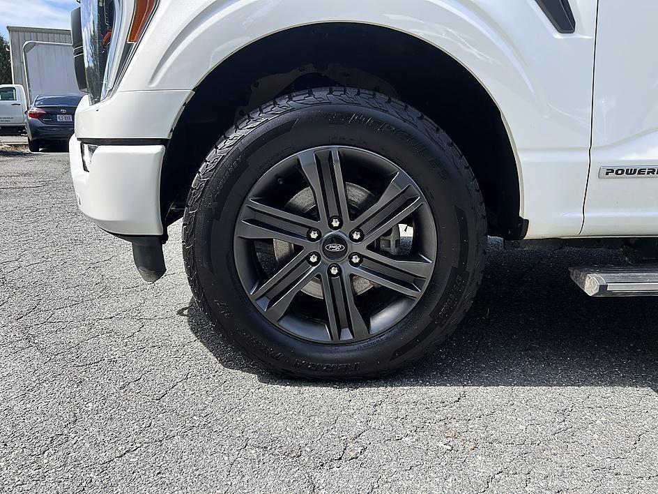 Used 2022 Star White Metallic Tri-Coat Ford LARIAT image 8
