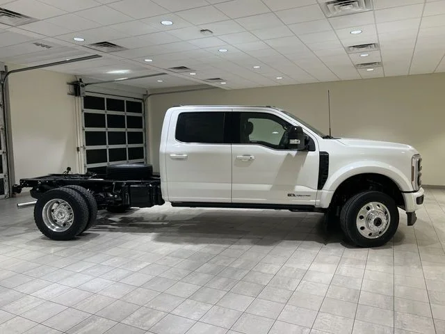 New 2027 Star White Metallic Tri-Coat Ford F-550® Platinum image 6