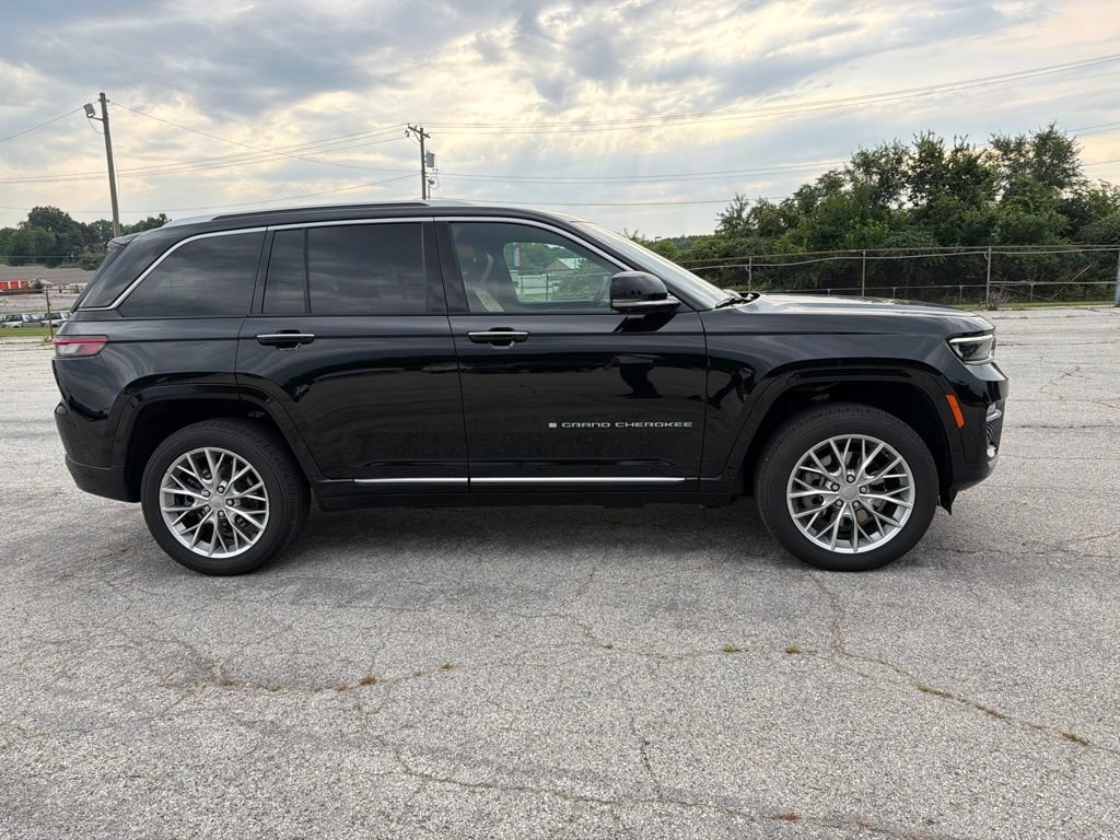 Used 2022 Diamond Black Jeep Summit image 4