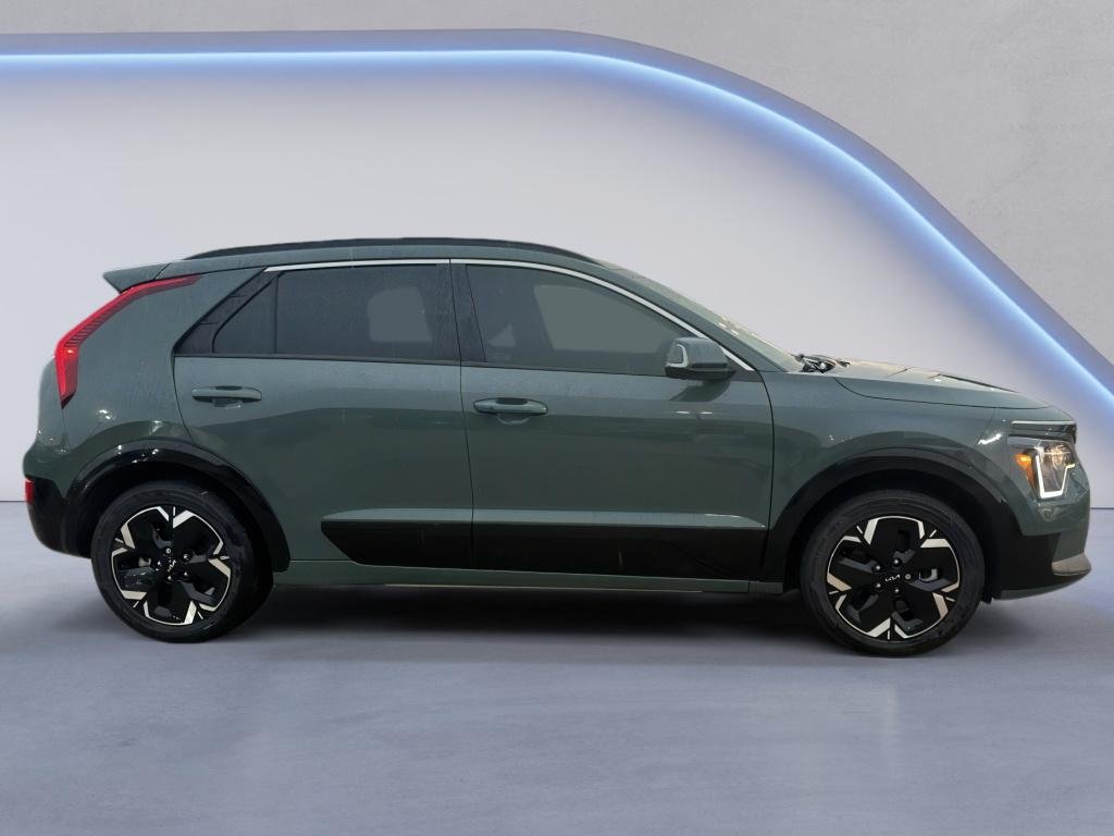 Used 2023 Cityscape Green Kia Wind image 5