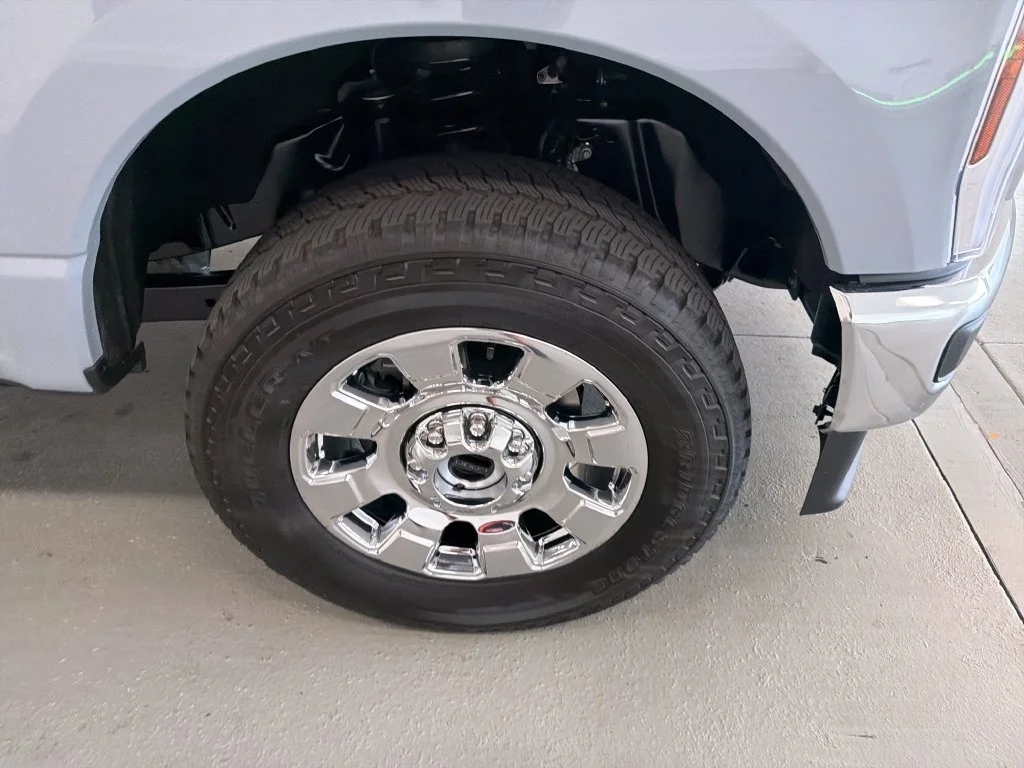 New 2027 Gray Ford Lariat image 5