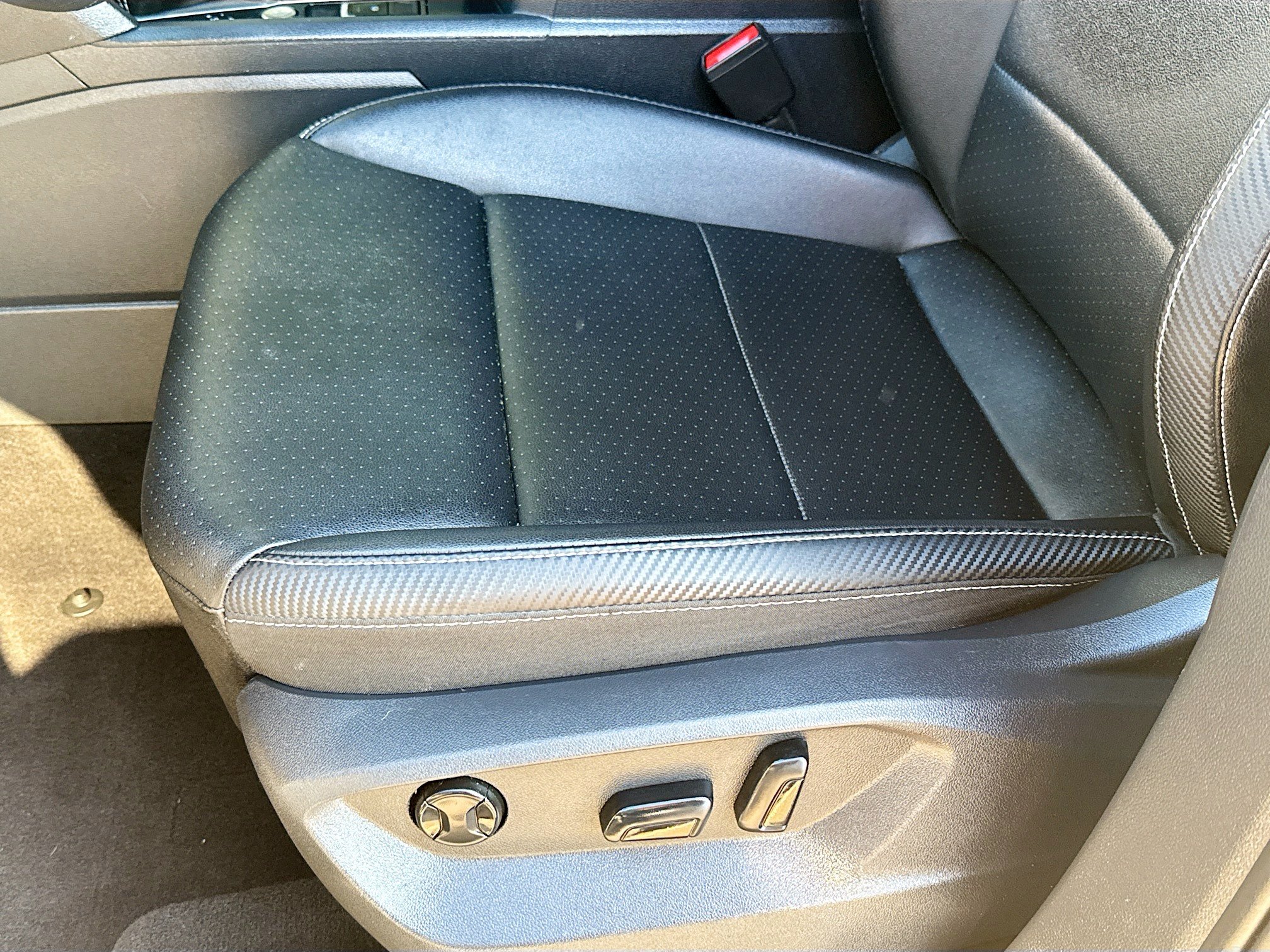 Used 2021 Platinum Gray Metallic Volkswagen 2.0T SE w/Technology image 18