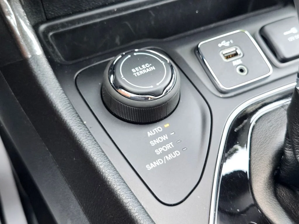 Used 2023 Gray Jeep Altitude image 26